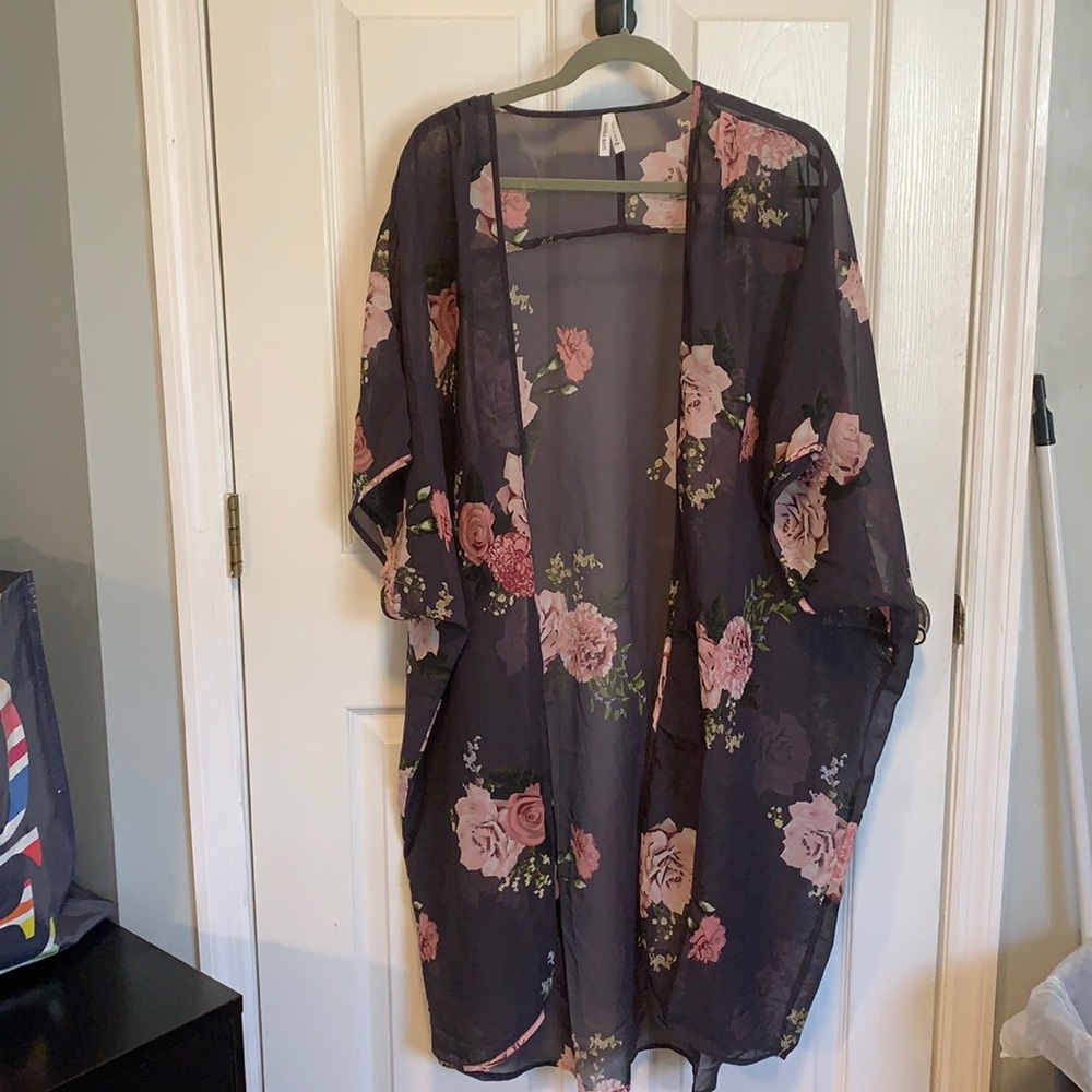 Gray Floral Wrap / NWOT